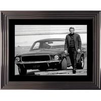 Affiche encadrée Noir et Blanc: Bullitt - Steve Mc Queen et sa Ford Mustang - 50x70 cm (Cadre Glascow)